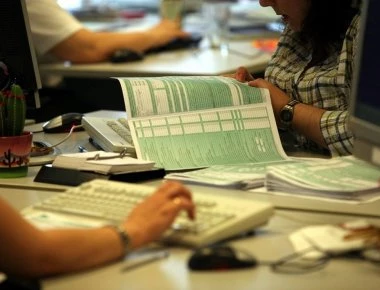 Φορολογικές δηλώσεις: Παγίδες και τεκμήρια απειλούν με έξτρα φόρο τους πολίτες